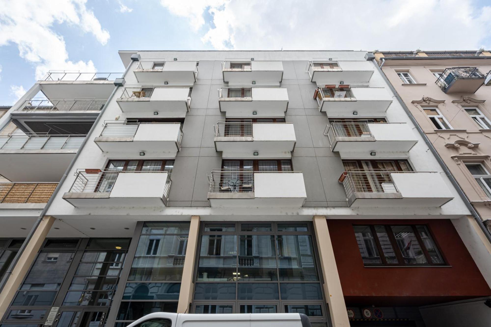 Home Of Serenity - 2 Bdr, Free Parking And Terrace Budapest Kültér fotó