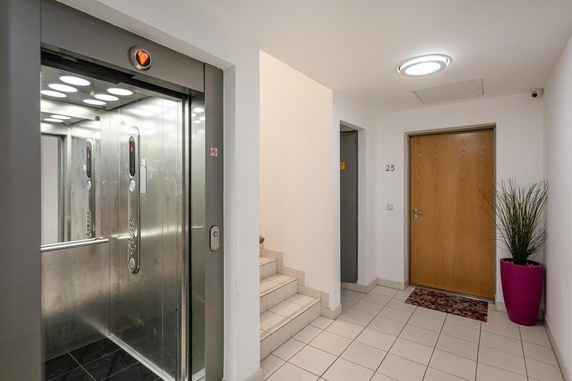Home Of Serenity - 2 Bdr, Free Parking And Terrace Budapest Kültér fotó